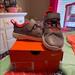 Girls Nike’s size 2.5 Brand New!